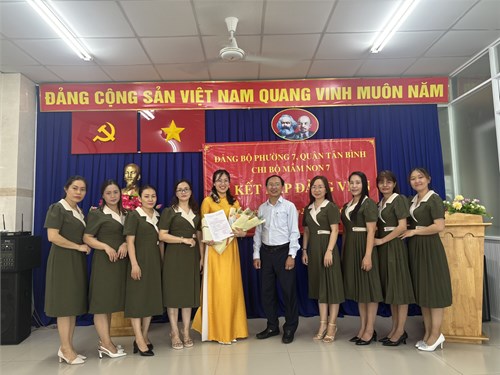Kết nạp đảng viên mới - đ/c phan thị hồng thắm