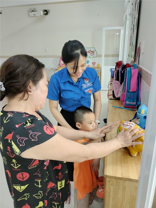Chi đoàn mầm non 7 đã phối hợp với ban giám hiệu nhà trường phát động phong trào nuôi heo đất hỗ trợ trẻ em có hoàn cảnh khó khăn tại trường