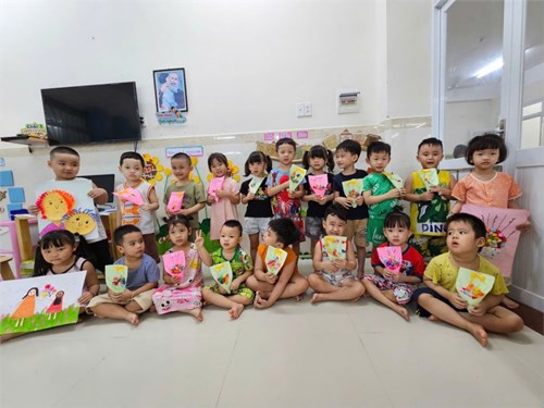Nhân dịp chào mừng  Ngày Phụ nữ Việt Nam 20/10 , Chi đoàn Mầm non 7 đã tổ chức cho các bé Mầm - Chồi - Lá làm thiệp hoa tặng bà, tặng mẹ.