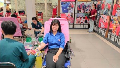 Tham gia hiến máu tình nguyện trong khuôn khổ lễ phát động tháng nhân đạo cấp quốc gia năm 2025