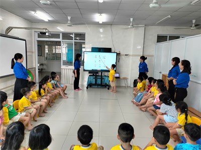Rèn kỹ năng sống  bé phụ giúp cha mẹ làm việc nhà 
