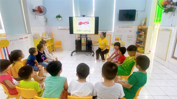 Trường Mầm Non 8 - Giờ học LQCV lớp Lá 2