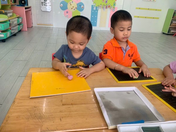 Trường Mầm Non 8 - Giờ học tạo hình  Nặn quả tròn  lớp Mầm 1