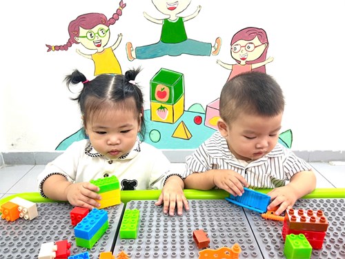 Các bé chơi lego