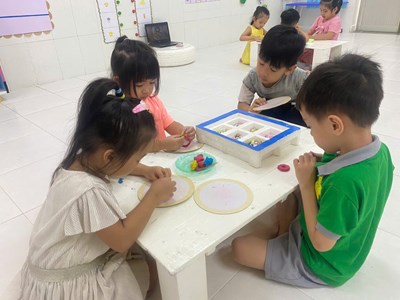Bé học nặn vòng tay