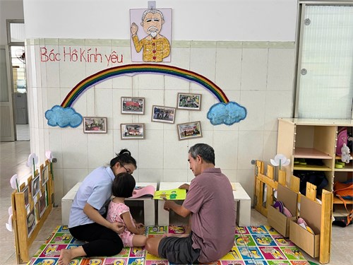 Bé và ba mẹ đọc sách về bác hồ