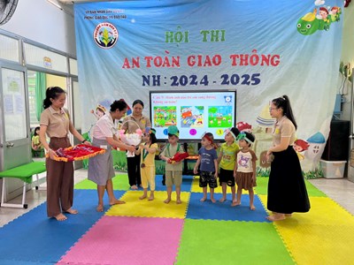 Các bé lớp Mầm 2 tham gia ngày hội An toàn giao thông