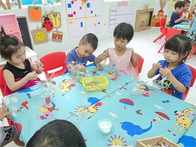 Các bé lớp Mầm 2 làm hoa tặng mẹ ngày 20/10