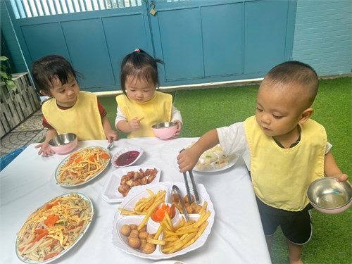 Các bé lớp cơm nát tham gia tiệc buffet ngày phụ nữ việt nam 20.10