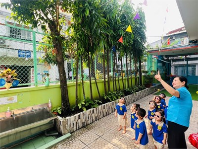 Các bé lớp Cơm nát tham gia hoạt động ngoài trời