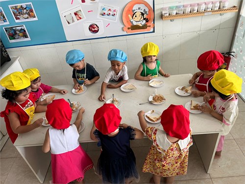 Mầm 1 làm bánh mì phết bơ đậu phộng