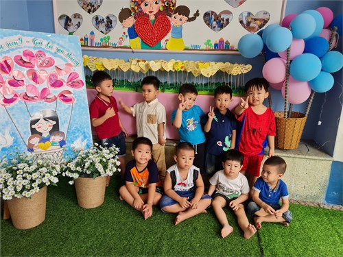 Các bé lớp mầm 2 tham gia các hoạt động Chào mừng Ngày nhà giáo Việt Nam (20/11)