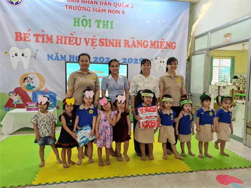 Các bé lớp Mầm 2 tham gia hội thi bé tìm hiểu vệ sinh răng miệng