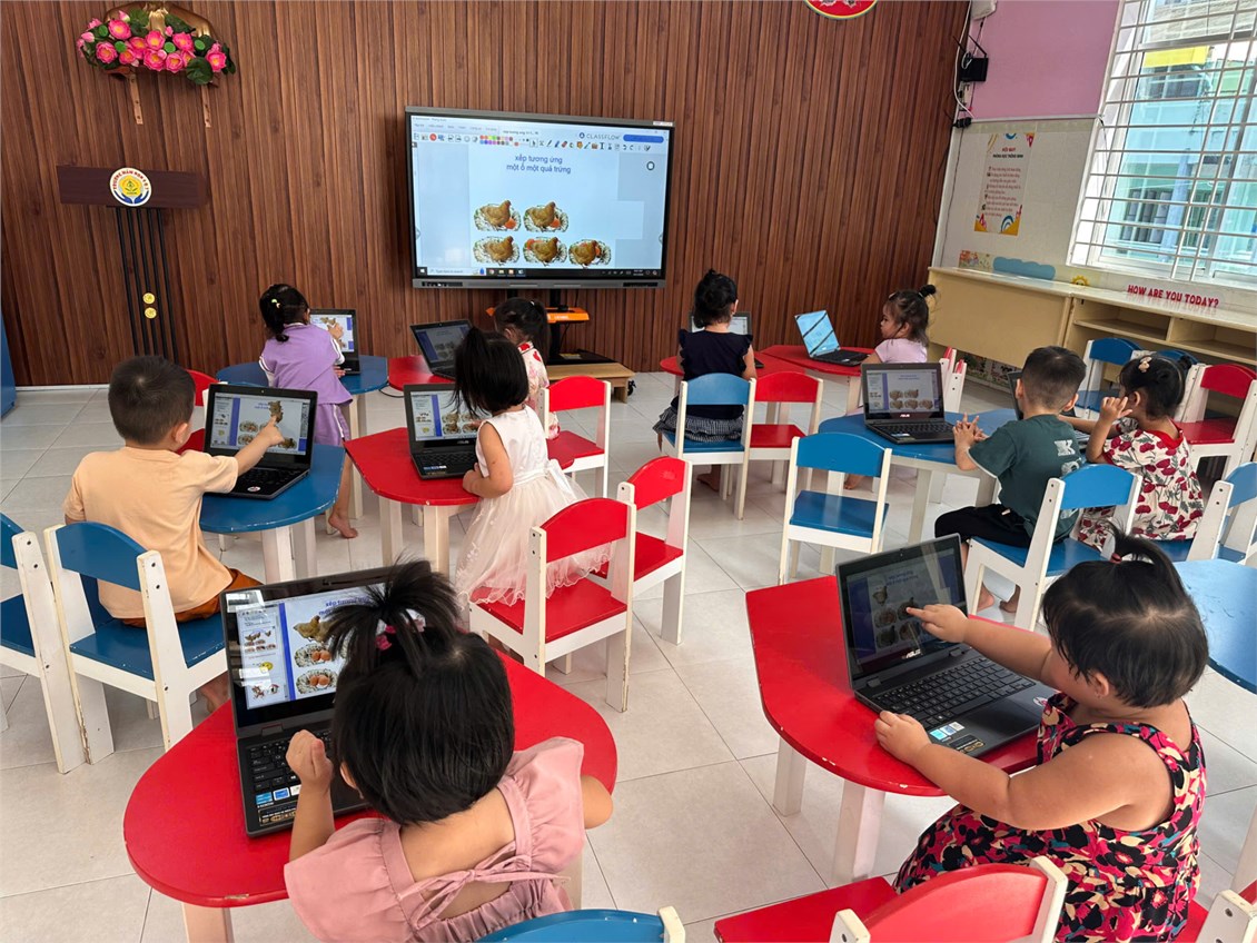 Mầm 1 học cùng với máy tính