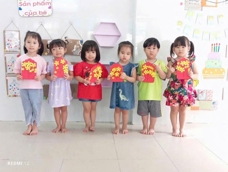 Hoạt động trang trí góc chủ đề Tết của các bé Lớp Mầm 1