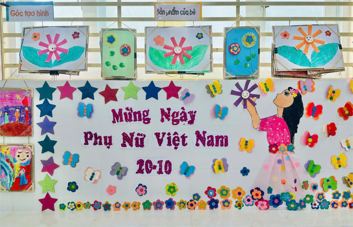 Hoạt động trang trí Góc chủ đề 20/10 lớp Lá 2