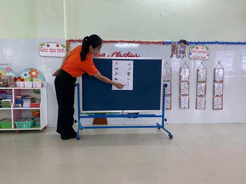 Hoạt động thực hiện tập ứng dụng Lớp Mầm 2
