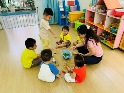 Bé học gì