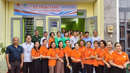 Cùng với các ban ngành trao tặng  Mái ấm tình thương  tại phường 6