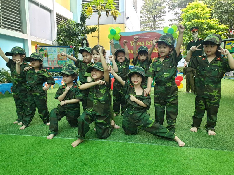 Các bé lớp chồi 2 hát mừng chào đón chú bộ đội