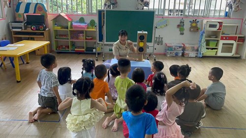 Giờ học “ tín hiệu đèn giao thông” của các bé mầm 1.