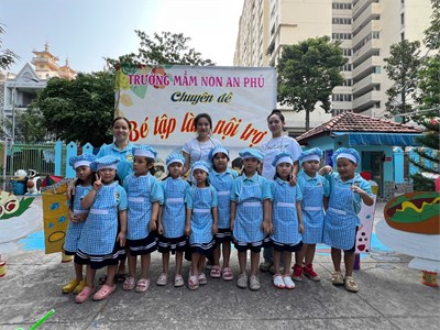 Hội thi  bé tập làm nội trợ 