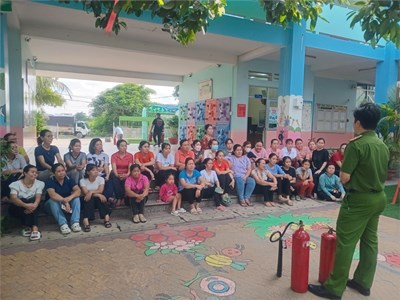 Ngày 29 tháng 8 năm 2024 trường Mầm Non Bà Điểm đã mời Đội Công An PCCC về tập huấn cho CB-GV-NV