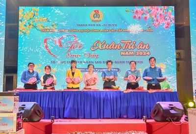 Hai gia đình CĐV Trường Mầm non Bàu Cát đã có mặt lúc 16h ngày 04/02/2024 tại Liên đoàn Lao động (LĐLĐ) quận Tân Bình để tham dự Chương trình “Tết Sum vầy – Xuân tri ân” năm 2024