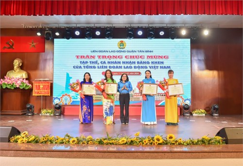 Đồng chí Nguyễn Kim Quỳnh Vi vinh dự được nhận Bằng khen của Tổng Liên Đoàn Lao Động Việt Nam  Đã có thành tích xuất sắc trong phong trào thi đua lao động giỏi và xây dựng tổ chức Công đoàn vững mạnh năm học 2022-2023 .