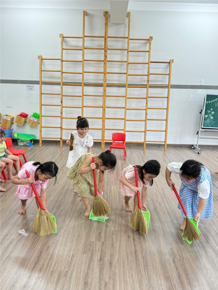 Các bé Lớp Lá 3 🎉🎉🎉: Thực hành kỹ năng sống: “quét nhà”