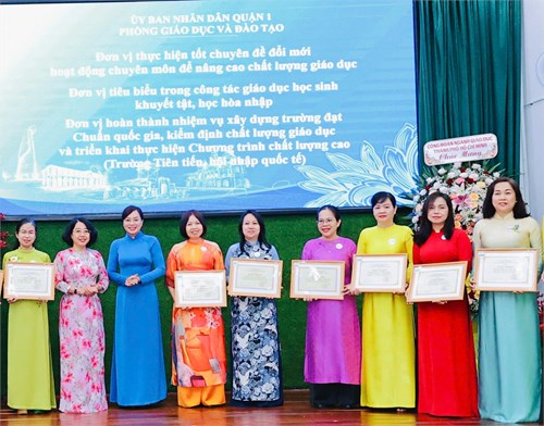 Phòng Giáo dục và Đào tạo Quận 1 tặng Giấy khen trường Mầm non Bé Ngoan trong Hội nghị tổng kết năm học 2023-2024