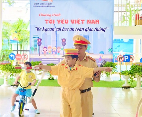 Trường Mầm non Bé Ngoan tổ chức chương trình “Tôi yêu Việt Nam” với  chủ đề “Bé Ngoan vui học an toàn giao thông“