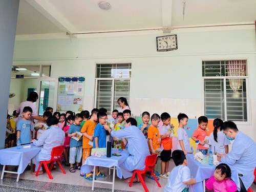 Lớp Lá 2: Triển khai hoạt động Y tế học đường (Khám sức khỏe định kỳ cho trẻ)