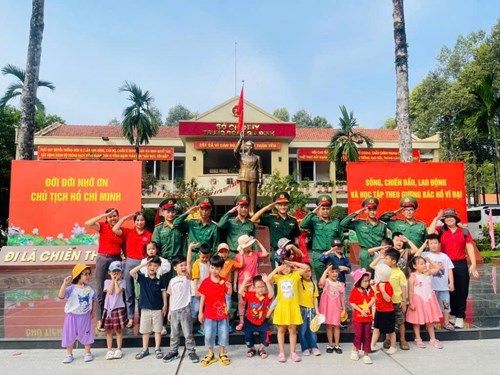 Các bé trường Mầm non Bình Trị Đông B tham quan doanh trại bộ đội Trung đoàn Gia Định quận 12