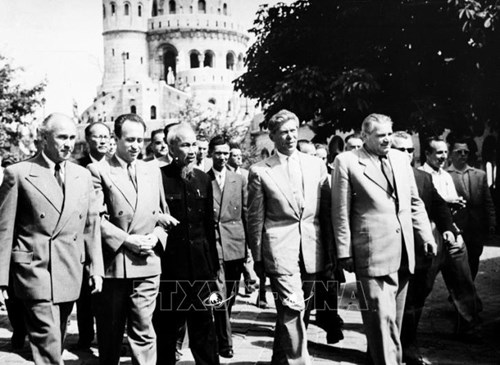 Chuyến thăm Hungary năm 1957 của Chủ tịch Hồ Chí Minh