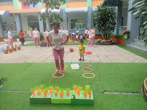 Lớp Cơm thường 2: đồ chơi sáng tạo và bé chơi