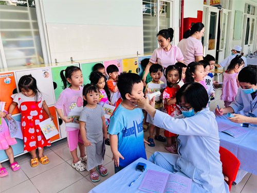 Lớp Chồi 2: Triển khai y tế học đường (Khám sức khỏe định kỳ cho trẻ, năm học 2024 - 2025)