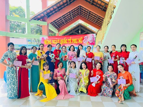 ☘️☘️☘️Công đoàn Trường Mầm non Bình Trưng Đông gửi giấy khen phụ nữ 2 giỏi đến công đoàn viên và tổ chức một số hoạt động chào mừng ngày Quốc tê Phụ nữ 8/3!
♥️♥️Chúc các cô luôn mạnh khỏe, hạnh phúc và thành công❤️❤️