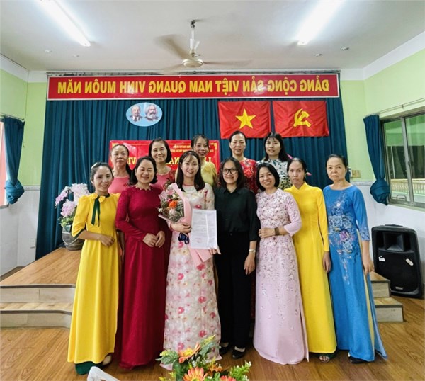 Ngày 22 tháng 12 năm 2023 Chi bộ trường Mầm non Bình Trưng Đông tổ chức lễ kết nạp đảng viên cho quần chúng MAI THÙY NGÂN theo Quyết định của Thành Ủy Thủ Đức.