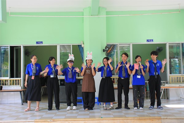 Hôm nay, các bạn nhỏ Trường mầm non Bình Trưng Đông tham gia chuyên đề: “Kỹ năng bày tỏ tình yêu thương – Thương” cùng với các anh chị sinh viên - tình nguyện viên Trường Đại học Khoa học Xã hội và Nhân văn.