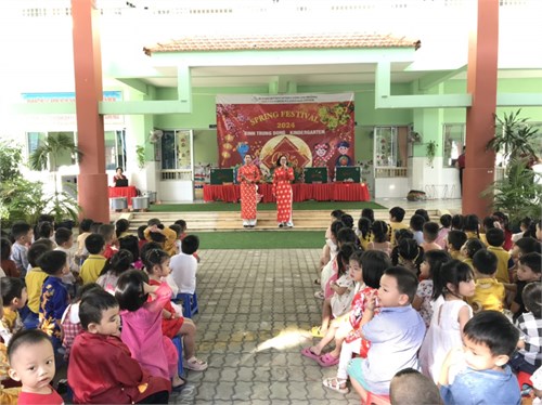 Hôm nay trường mầm non Bình Trưng Đông phối hợp với Trung tâm ngoại ngữ Tân Văn tổ chức lễ hội mùa Xuân cho trẻ. Các con được tham gia các trò chơi, được học thêm các từ vựng tiếng anh về ngày tết và được nghe và hát các bài hát mùa Xuân trong không khí rộn ràng chào đón năm mới 2024. Trường chúng con kính chúc mọi người năm mới an khang thịnh, thịnh vượng.