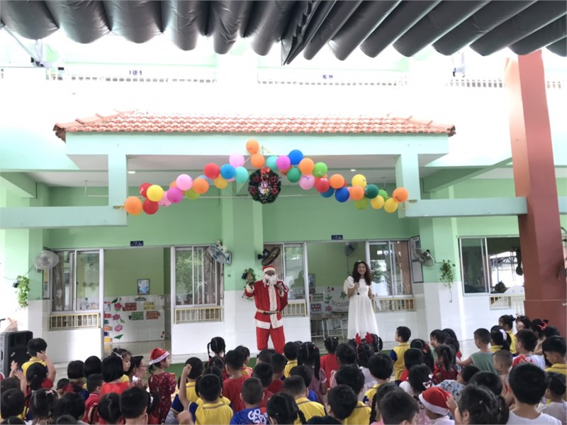 Trường mầm non Bình Trưng Đông tổ chức lễ hội Noel cho các bé.
