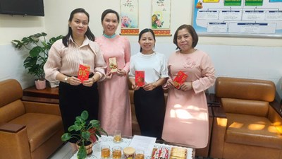 Sáng ngày 03/02/2025, trường Mầm non Bông Sen đón tiếp cô Nguyễn Lan Ngọc Phượng - Chuyên viên tổ Mầm non, PGD&ĐT quận Tân Phú về kiểm tra môi trường hoạt động sau tết Nguyên đán và chúc tết đến tập thể CB-GV-NV nhà trường