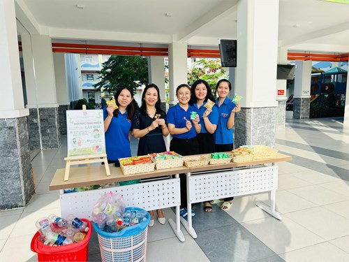 Chi Đoàn Trường Mầm Non Cúc Hoạ Mi thực hiện chương trình: “Đổi rác thải nhựa lấy quà”