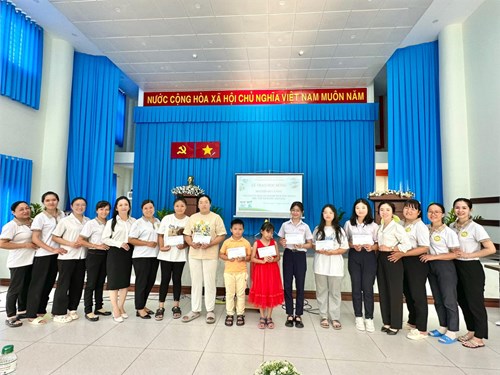 Trao các suất học bổng Nguyễn Đức Cảnh cho các Công Đoàn viên nhà trường năm học 2023-2024