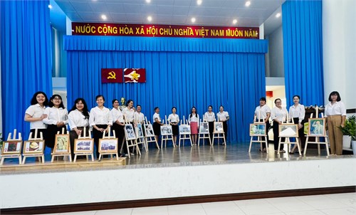 Trường Mầm non Cúc Hoạ Mi tổ chức triển lãm tranh ảnh về Bác Hồ kính yêu mừng sinh nhật Người. 
Bác Hồ là vị cha chung 
Là sao Bắc Đẩu, là vầng thái dương