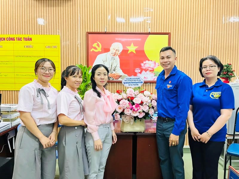 Chi bộ, chi đoàn Trường mầm non Cúc Hoạ Mi chúc mừng Đoàn xã Tân Thới Nhì nhân kỷ niệm 94 năm Ngày thành lập Đoàn Thanh niên Cộng sản Hồ Chí Minh