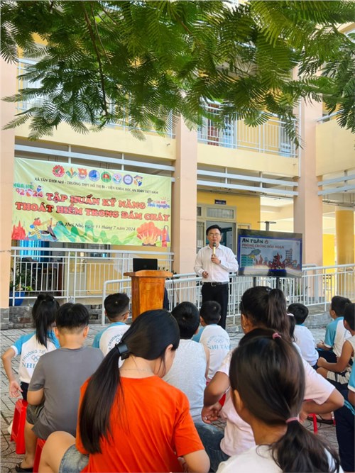 Sáng ngày 11/7/2024, Đoàn viên Chi Đoàn Trường Mầm non Cúc Hoạ Mi tham gia: “Tập huấn kỹ năng thoát hiểm trong đám cháy”