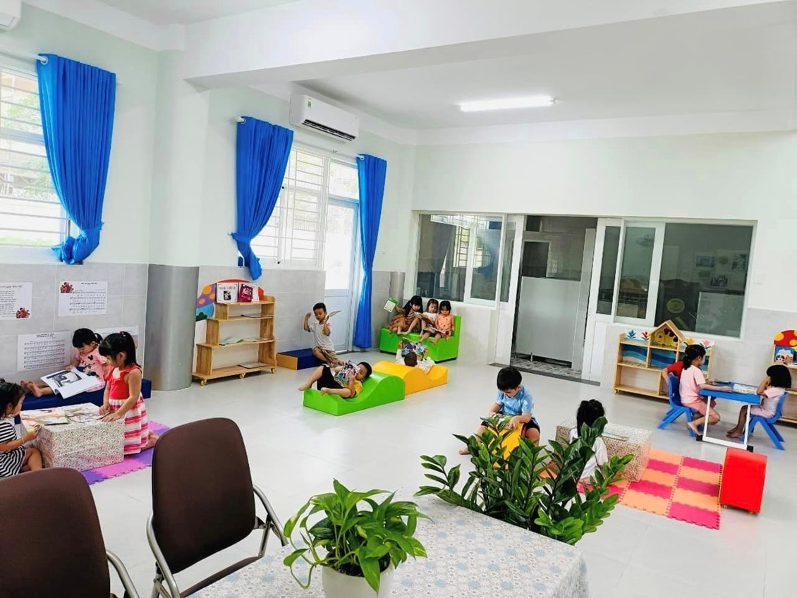 Học sinh đọc sách và xem tranh tại Phòng Không gian Văn hóa Hồ Chí Minh.