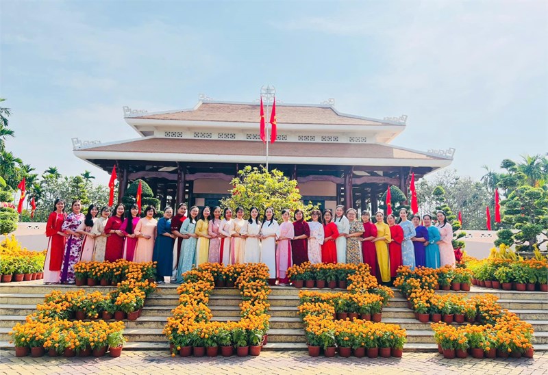 Trường Mầm Non Cúc Họa Mi dâng hương tại Khu Tưởng niệm Liệt sỹ Ngã Ba Giồng nhân kỷ niệm 95 năm Ngày Thành lập Đảng Cộng sản Việt Nam (03/02/1930-03/02/2025)
Đảng Cộng sản Việt Nam quang vinh muôn năm!